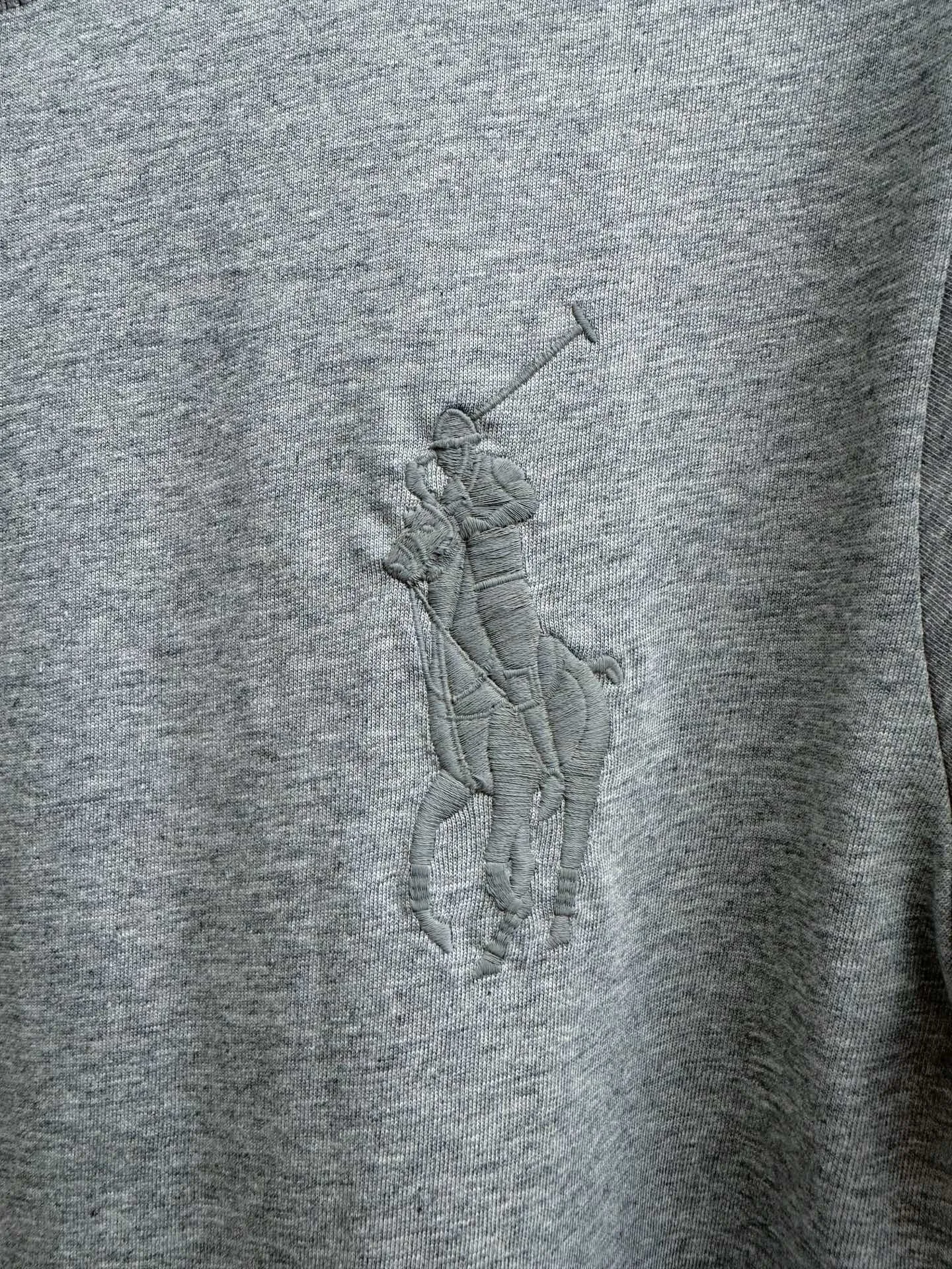 P150 Ralph Lauren/Ralph Lauren 25ss simultaneously launches one-color horse embroidery round neck short sleeves. The main logo on the neck has a QR code mark, which can be scanned for verification, and the detailed horse logo embroidery is all high-density and made with imported Tajima machines, distinguishing it from low-end products on the market. 32 counts, 240g hydrophilic toner, 100% cotton fabric, comfortable and soft, highly breathable, focusing on high-end cost-effectiveness, needless to say good quality. Available in a variety of colors, both boys and girls can try this genderless style, giving them a yuppie tone in no time. Immerse yourself in your leisurely style, and have your own style in retro. Natural, vivid, and very French romantic feelings perfectly integrate the youthful atmosphere with the trend. The clever embellishment of the horse logo embroidery carries all the eye-catching points. Color: black, white, navy blue, gray Size: S-xL